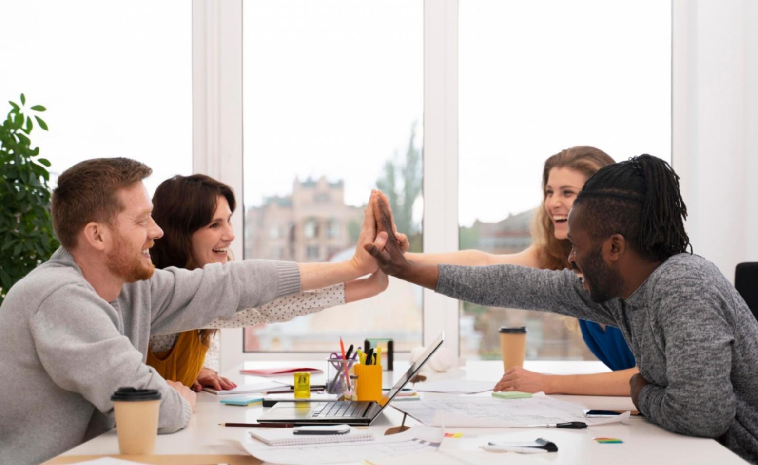 Gruppe während interaktiver Teamübung mit Workshop-Materialien